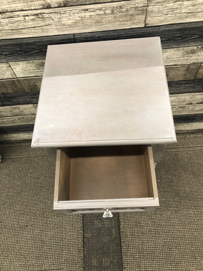SMALL GREY END TABLE W MIRRORED DRAWER.