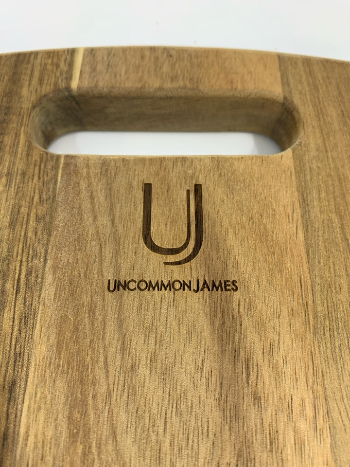 ACACIA WOOD CHEESE BOARD IN BOX.