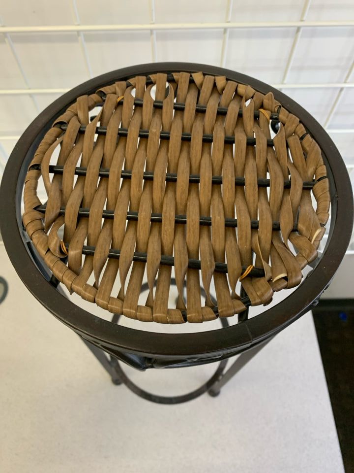 BRONZE METAL PLANT STAND W/WOVEN TOP.