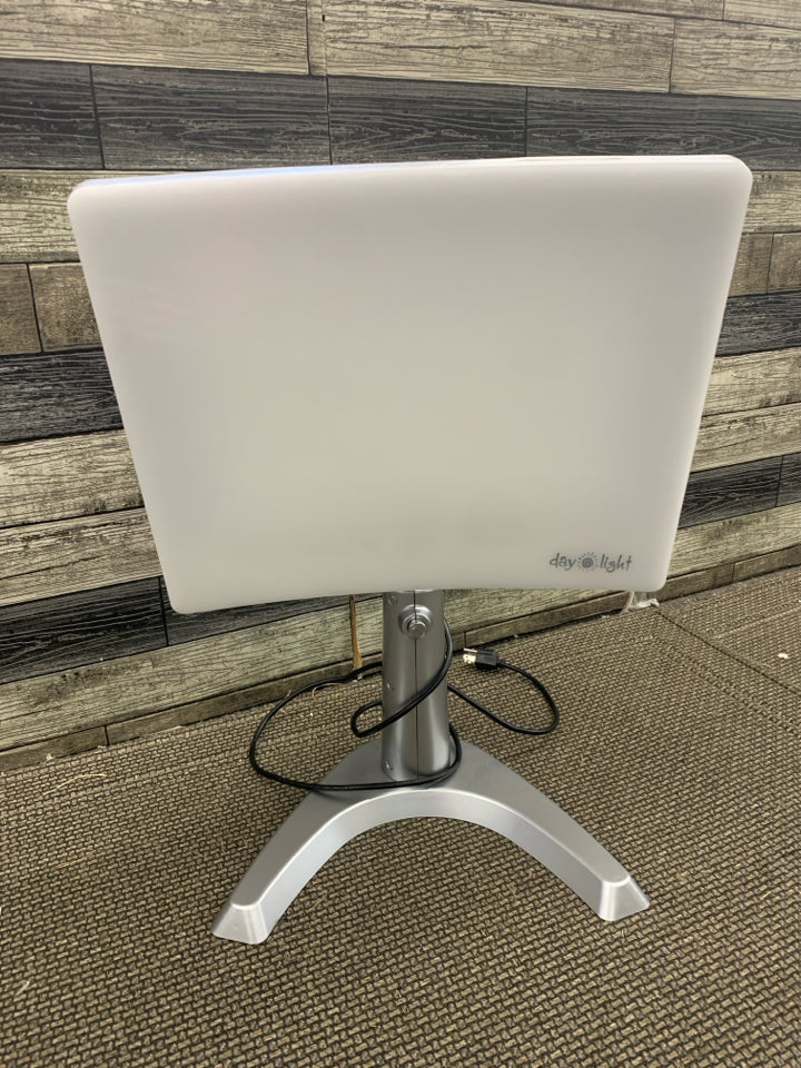 DAYLIGHT ADJUSTABLE THERAPY LAMP.