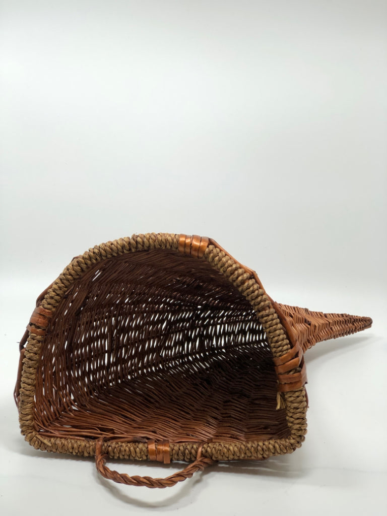 HAND-WOVEN WICKER CORNUCOPIA BASKET.
