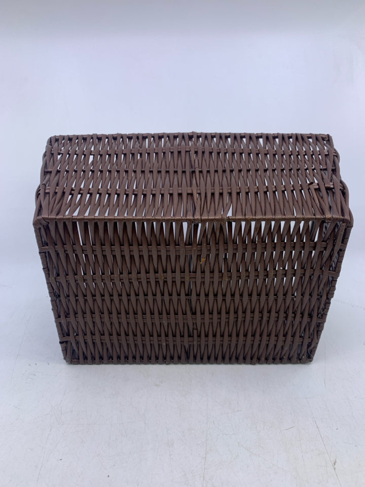 BROWN PLASTIC WOVEN W/ SILVER METAL HANDLES.