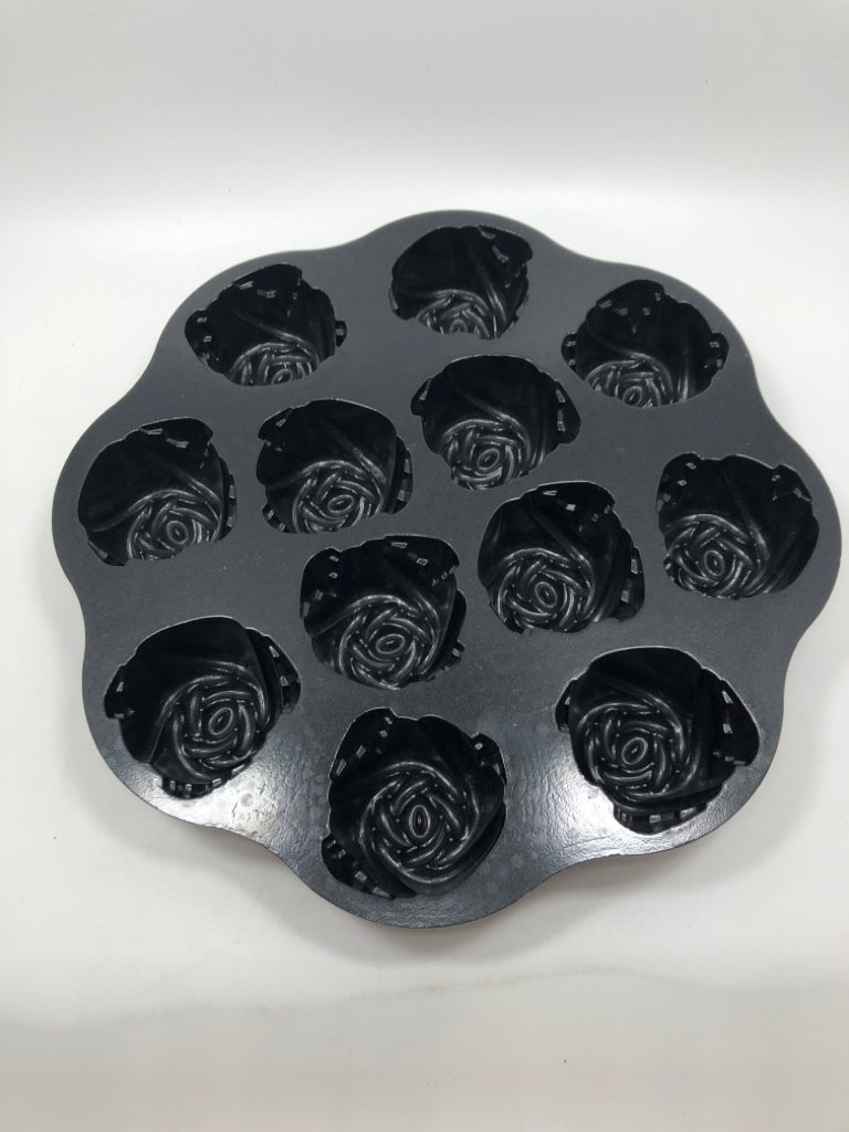 12-SLOT ROSE CAKE/ MUFFIN PAN.