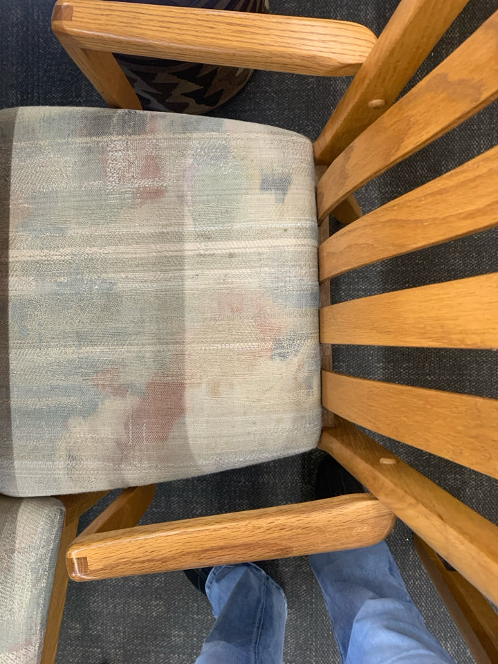 OAK WOOD TABLE W LEAF + 6 CHAIRS.