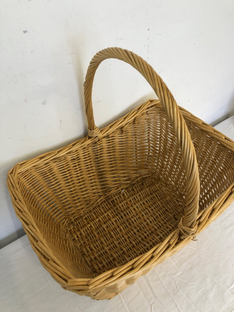 LARGE WICKER BASKET W/HANDLE.