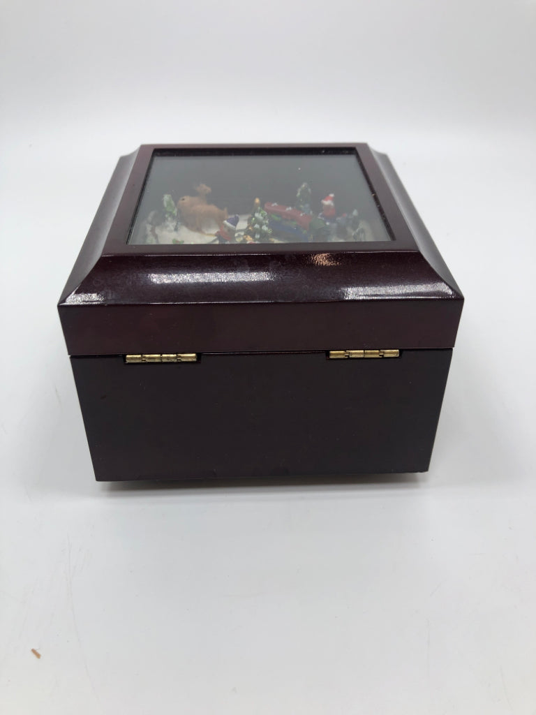 CHRISTMAS SCENE MUSIC BOX.