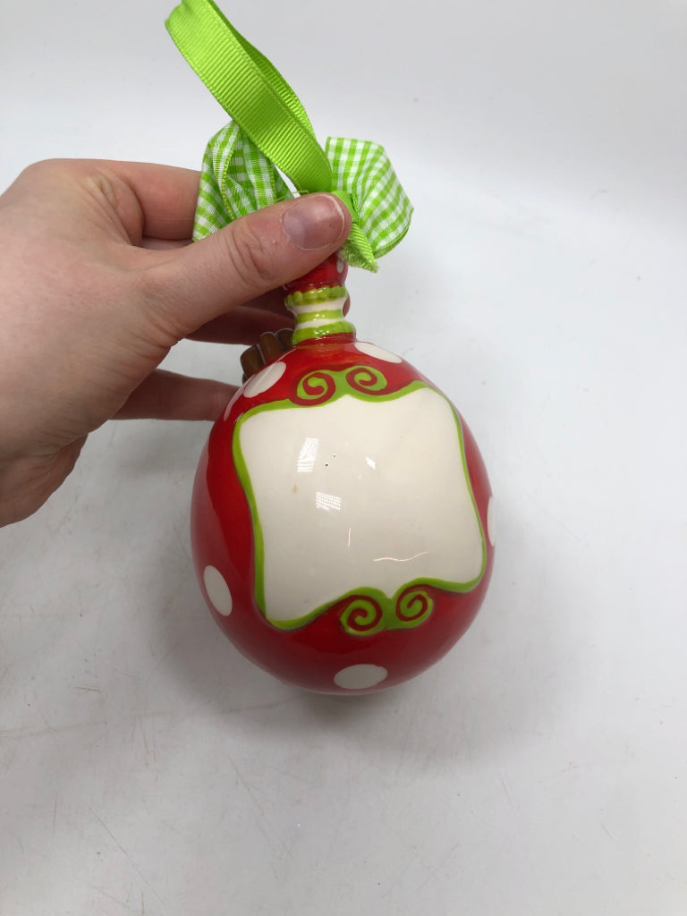 REINDEER W/ BEL IN CENTER ORNAMENT.