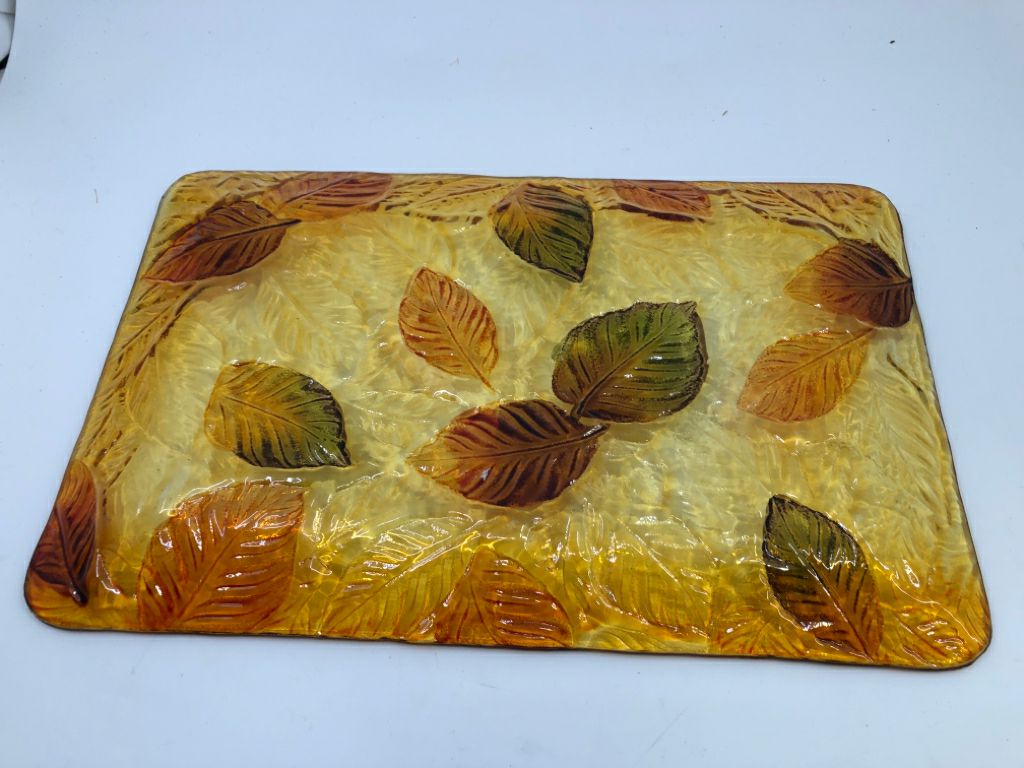 GLASS FALL LEAVES RECTANGLE SERVING DISH.