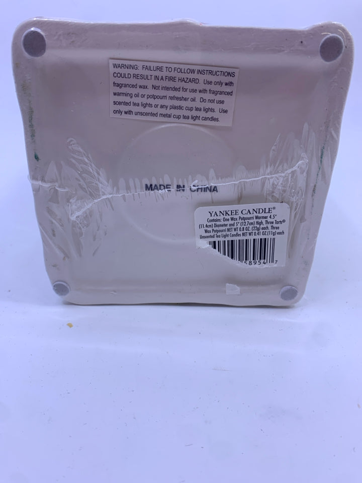 NIP CERAMIC CANDLE SHOPPE TEA LIGHT HOLDER YANKEE CANDLE + 3 SCENTS.