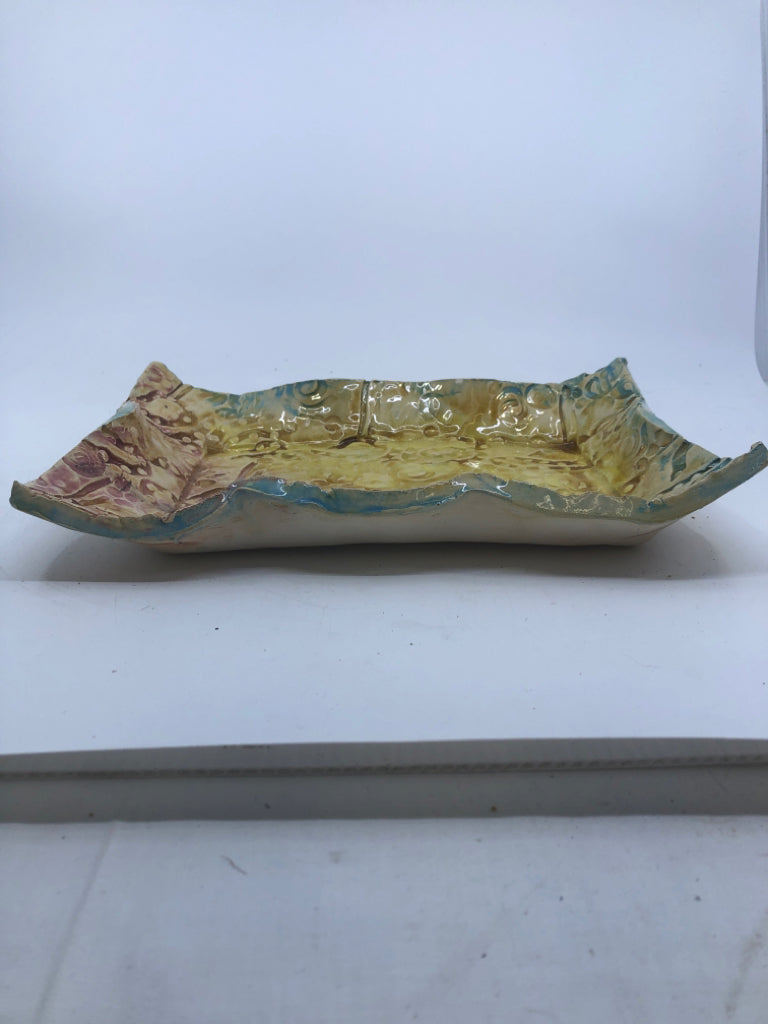 PASTEL COLORED WAVY RECTANGLE PLATE.