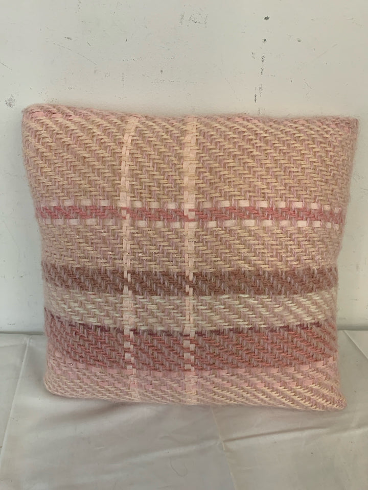 TWO TONE PINK KNITTED PILLOW.