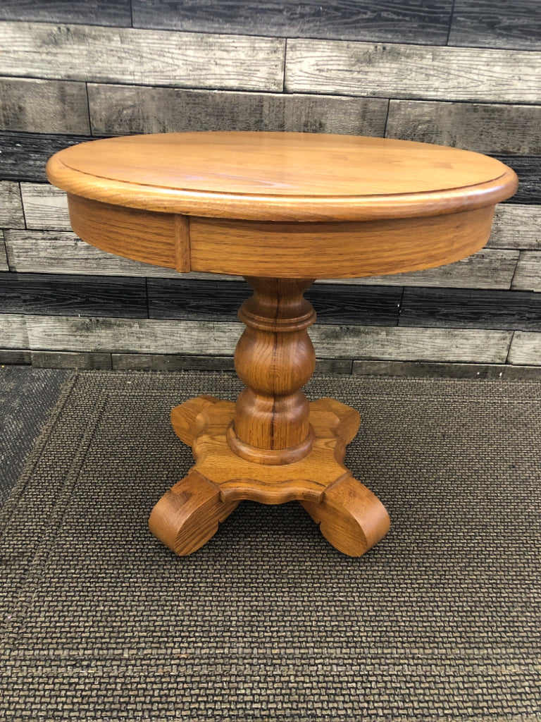 SMALL ROUND OAK WOOD SIDE TABLE.