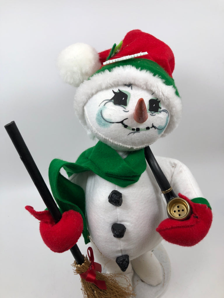 ANNALEE SNOWMAN HOLDING BROOM & PIPE.