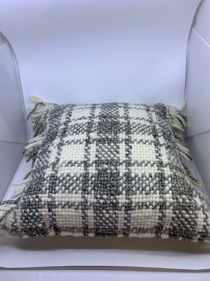 GREY AND WHITE KNITTED PILLOWS.