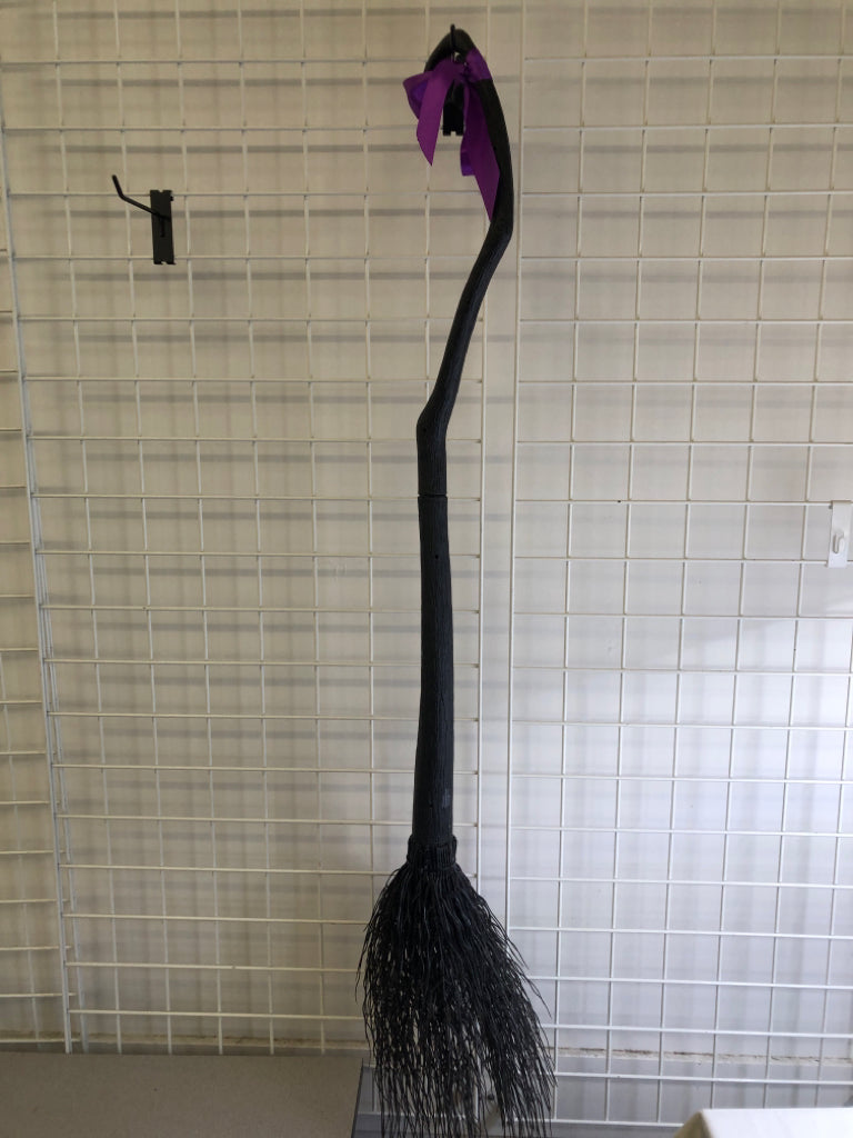 BLACK PLASTIC DECORATIVE WITCH'S BROOM PURPLE BOW.