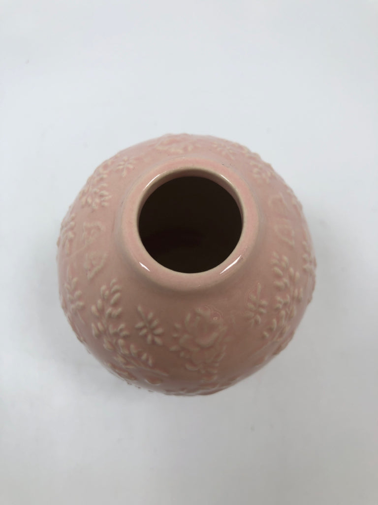 PINK FLORAL TEXTURED VASE.