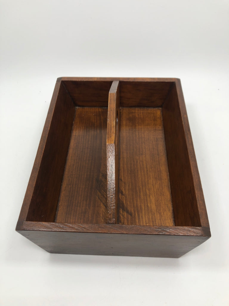 DIVIDED WOODEN ORGANIZER.