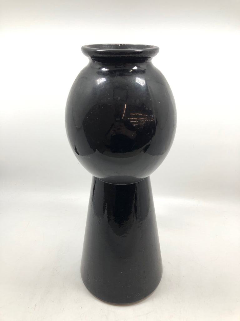 HEAVY BULB BLACK VASE - MADE IN SPAIN.
