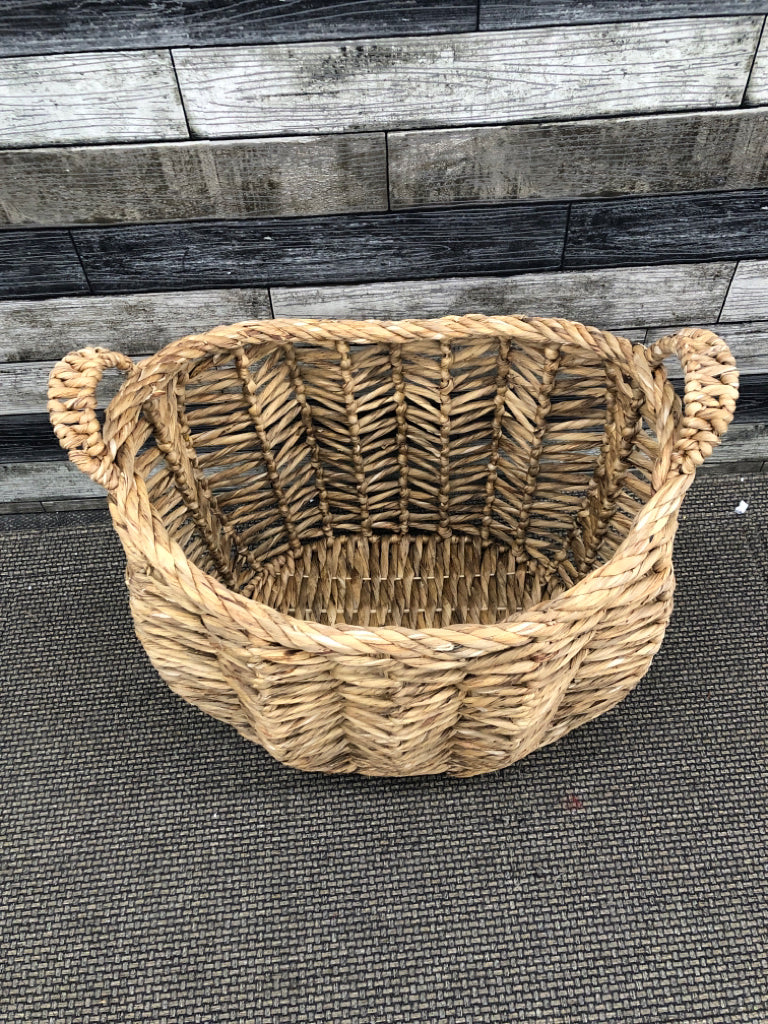 LG WOVEN WICKER BASKET.