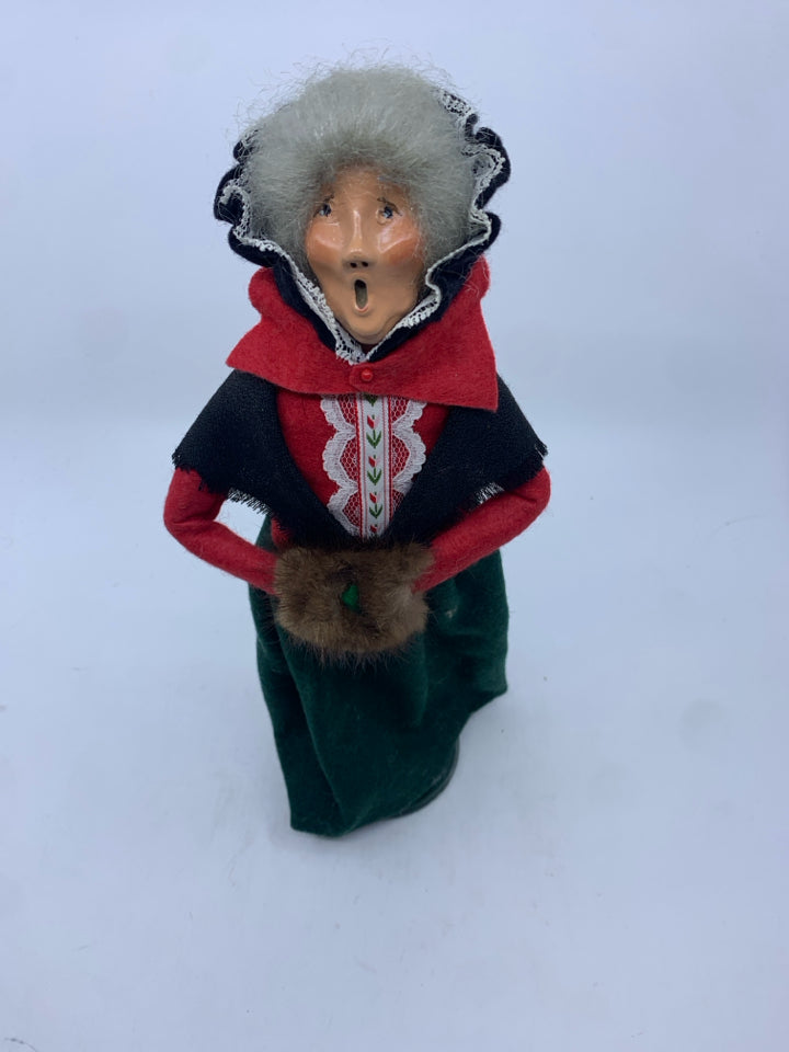 1986 BYERS CHOICE GRANDMA W RED COAT AND GREEN SKIRT.