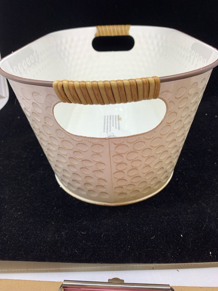 METAL CREAM W DOTS BASKET.