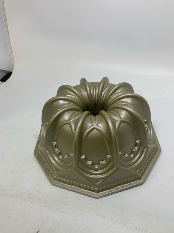 VAULTED DOME BUNDT PAN CATHEDRAL HEAVY CAST ALUMINUM PAN.