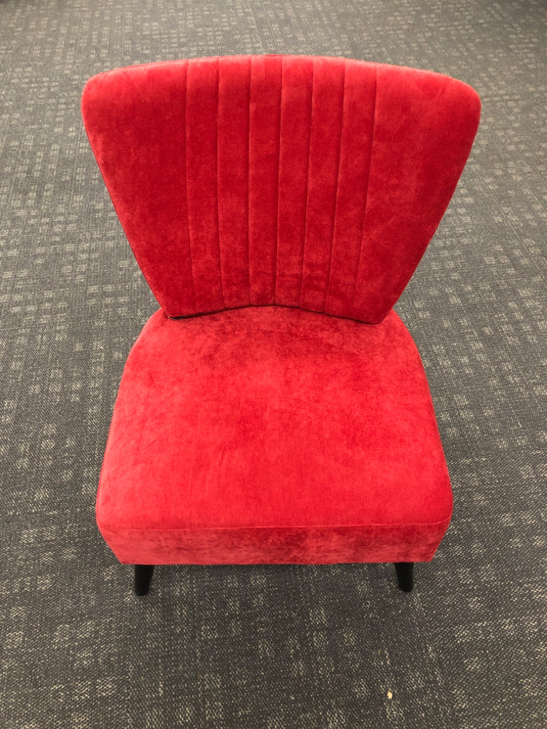 RED VELVET ACCENT CHAIR PLEATED BACK DESIGN W/DARK WOOD LEGS.