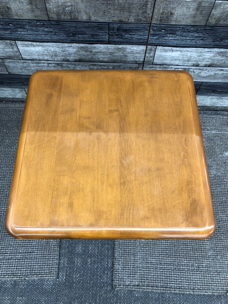 VTG HEIRLOOM NUTMEG MAPLE SIDE TABLE.