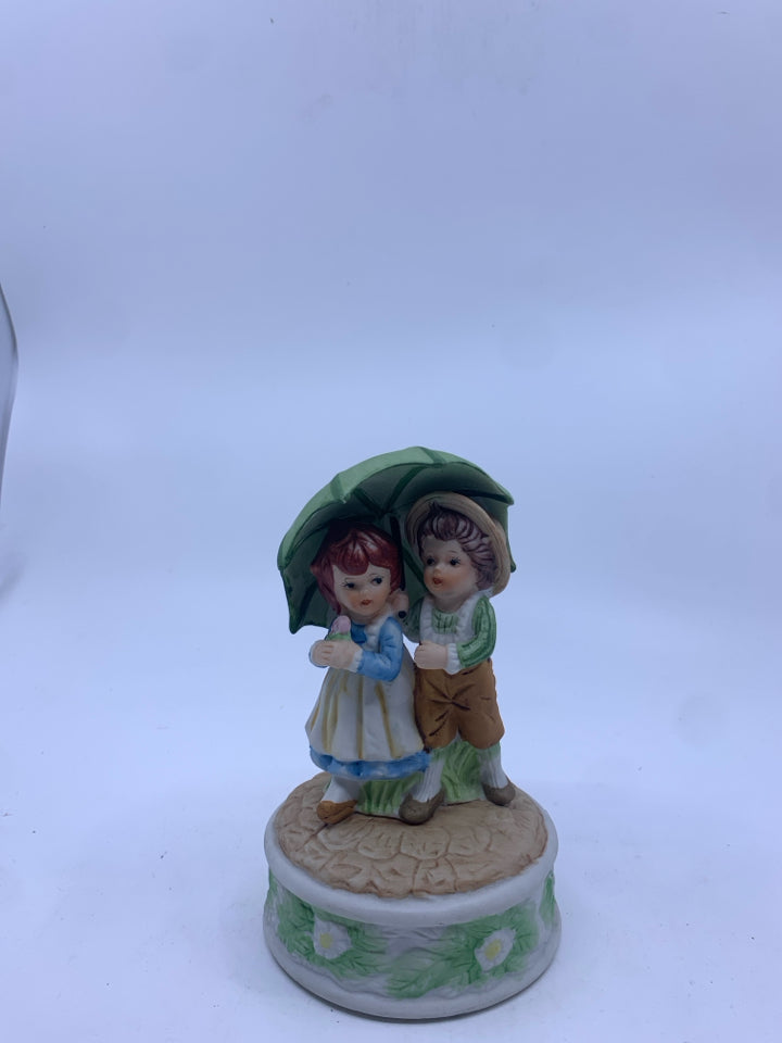 BOY AND GIRL UNDER UMBRELLA MUSIC BOX.