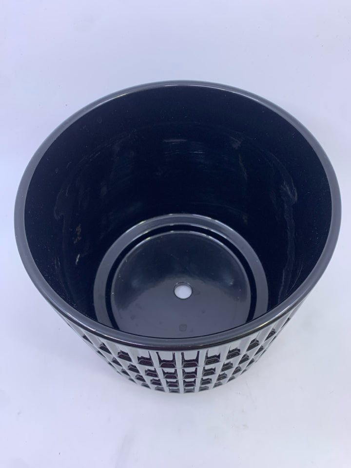 BLACK CERAMIC PLANTER.