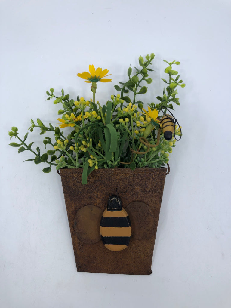 BUMBLE BEE FLORAL METAL HANGING DECOR.