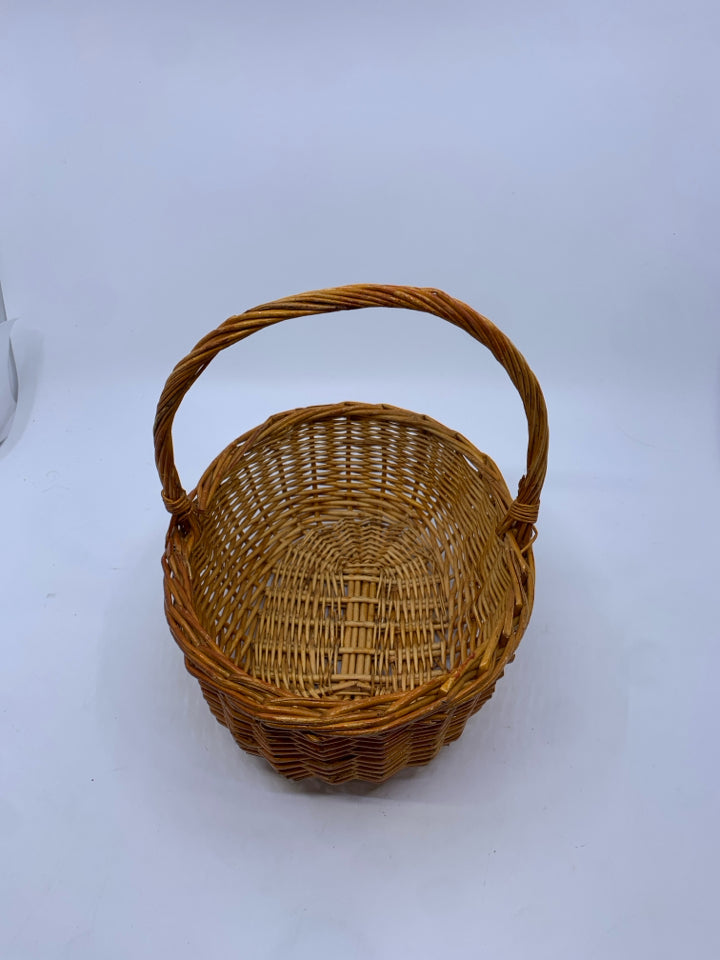 SMALL OVAL BASKET W ONE HANDLE.