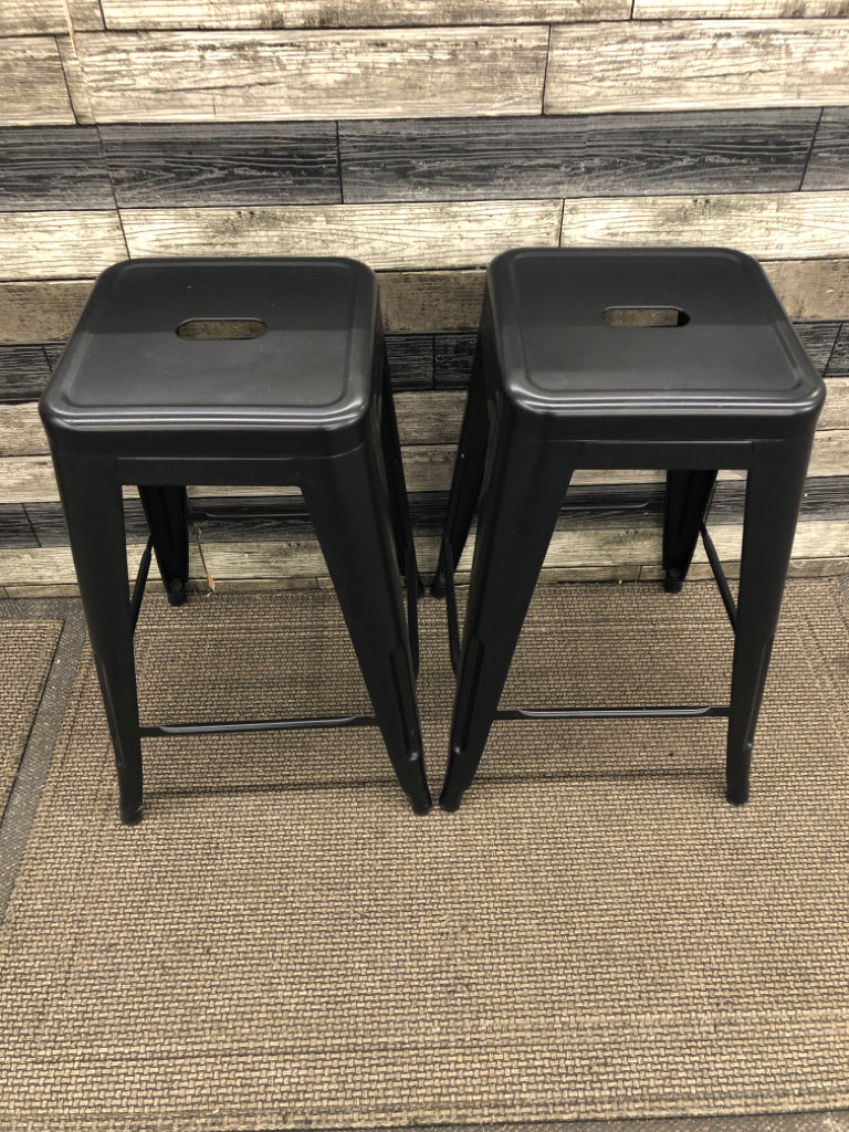 2 INDUSTRIAL BLACK METAL BAR STOOLS.