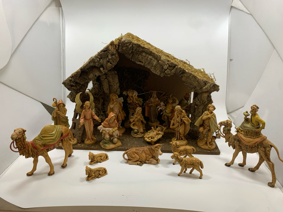 VTG 19 PC FONTANINI NATIVITY SET PLASTIC MADE IN ITALY.