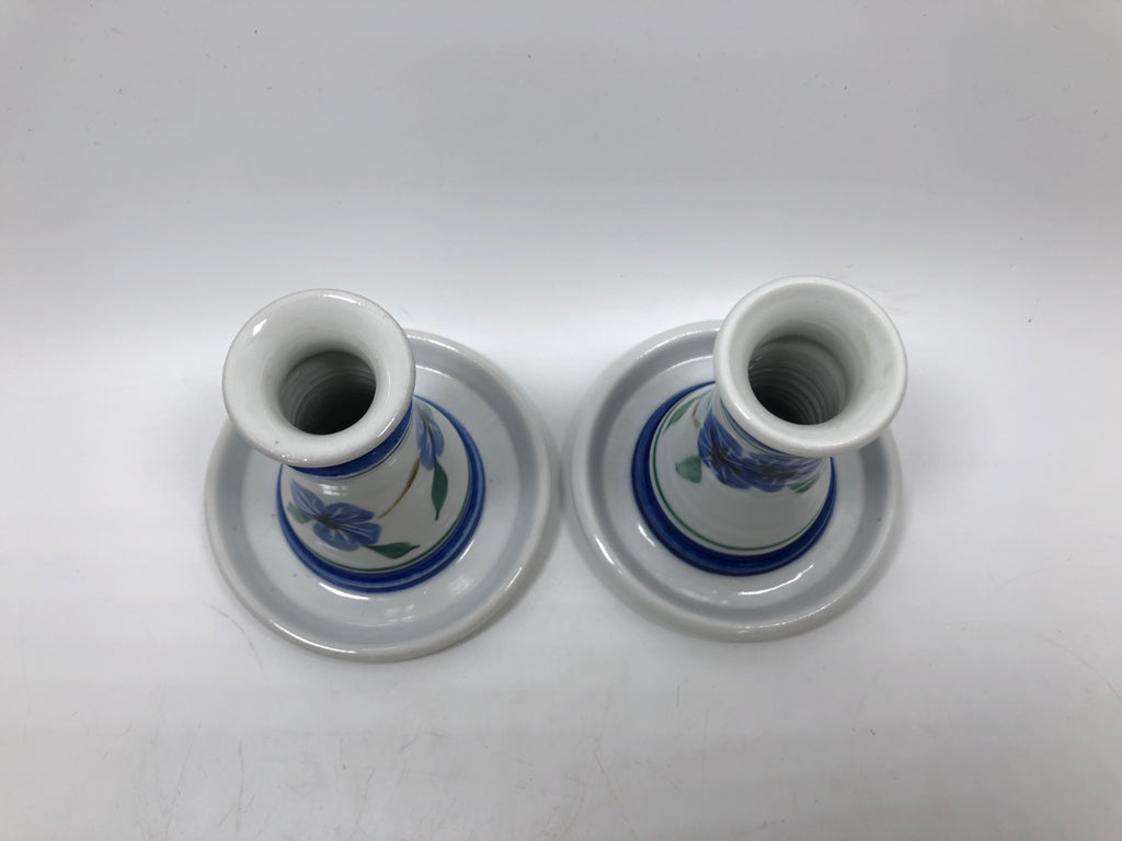 2 BLUE FLORAL CERAMIC CANDLESTICK HOLDERS.