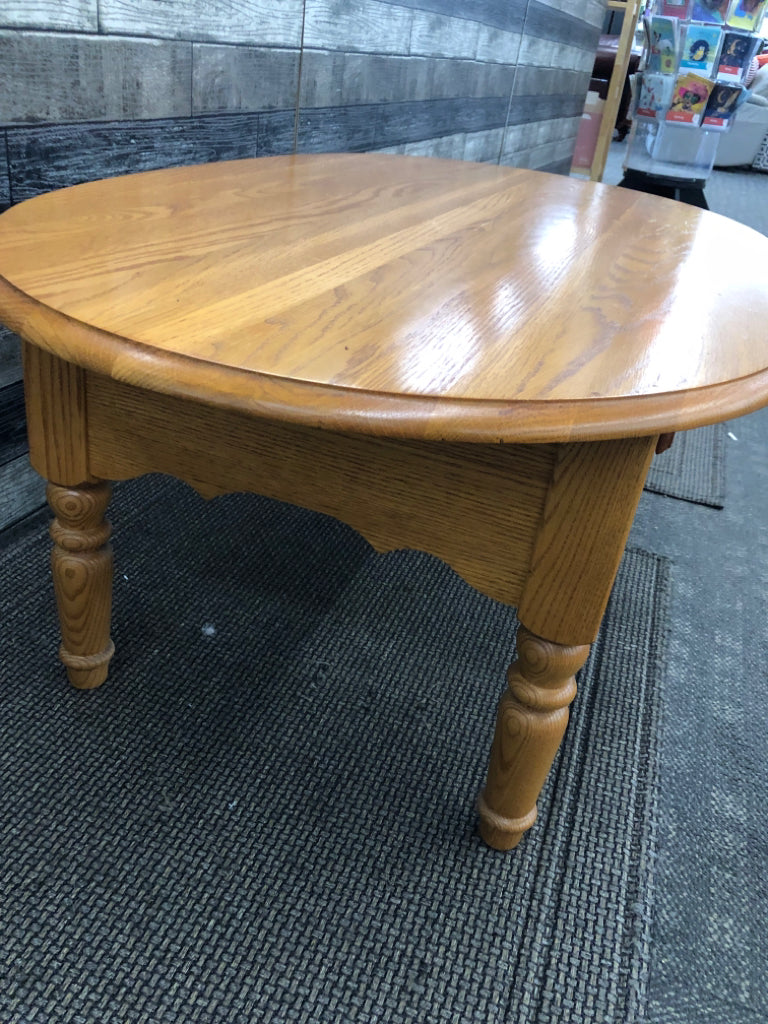 OVAL OAK WOOD COFFEE TABLE.