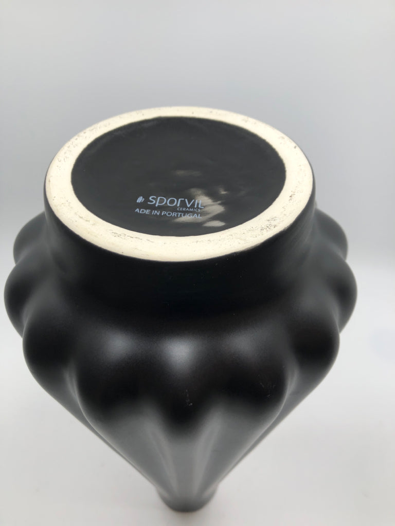 SPORVIL MATTE BLACK TERRA COTTA VASE.