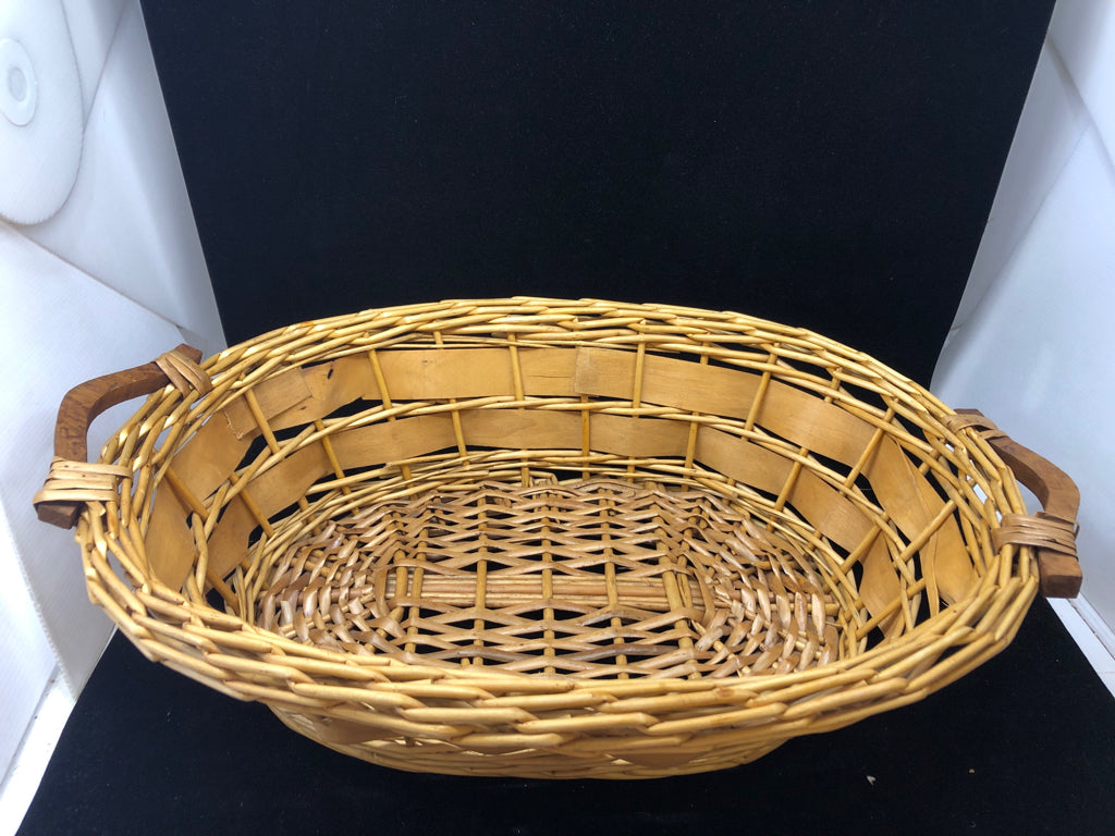 OVAL SHALLOW BASKET W/WOOD HANDLES.