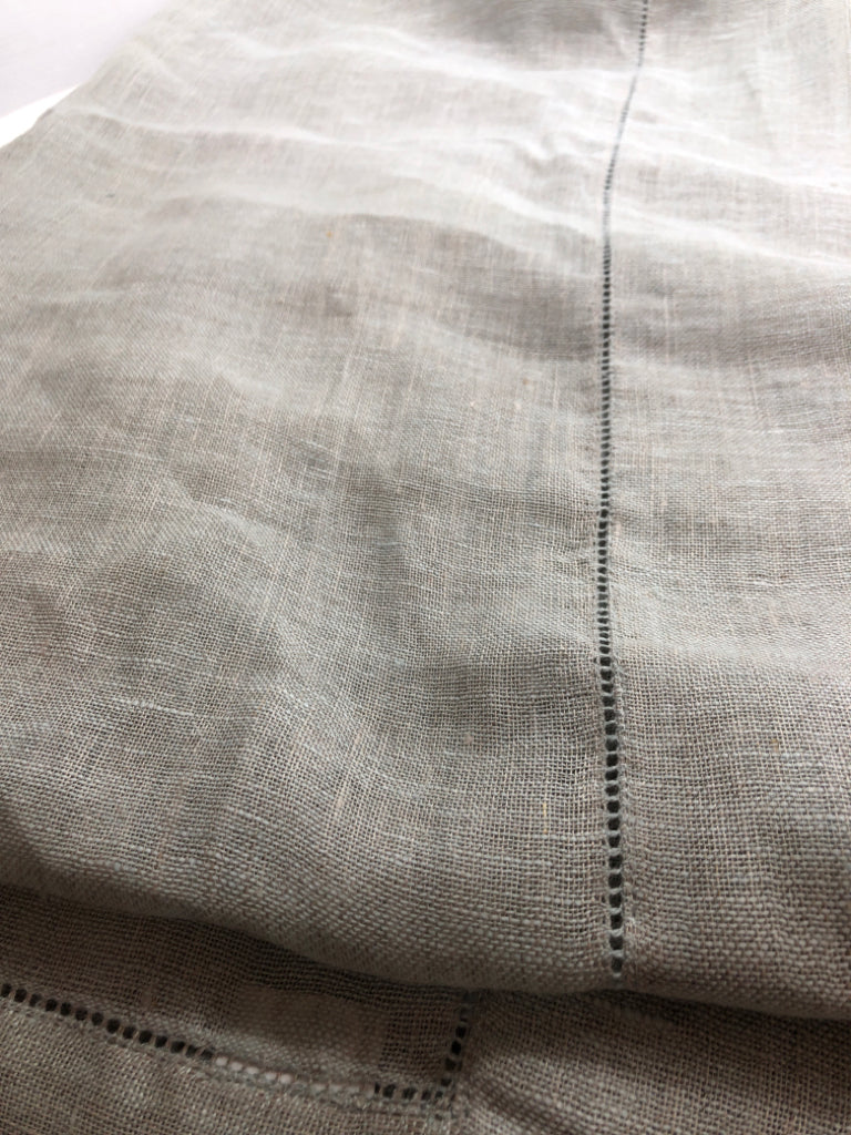 GREY LINEN RECTANGLE TABLECLOTH.