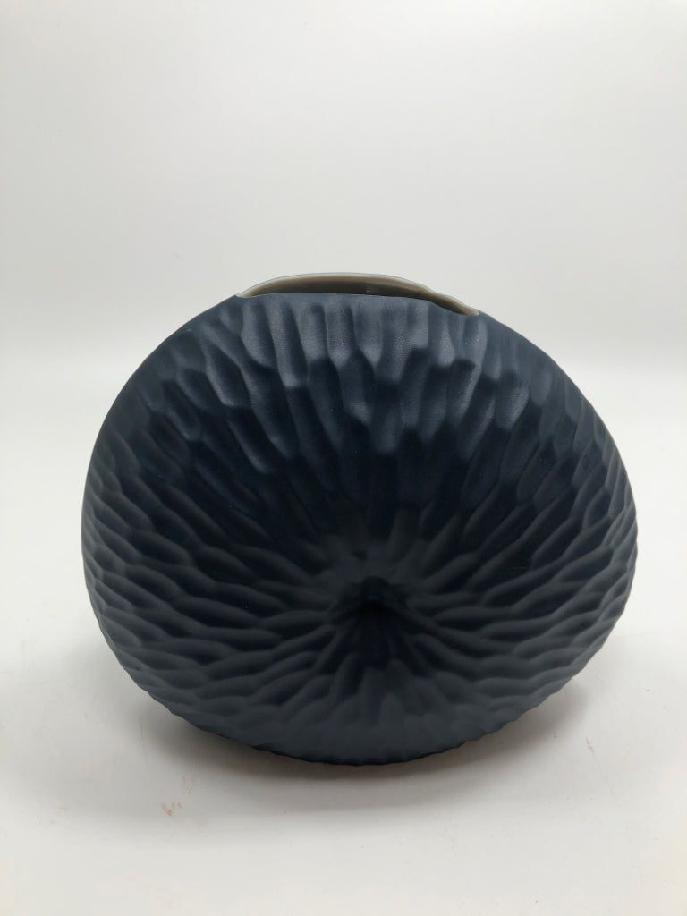 SM CERAMIC BLUE ROUND VASE.