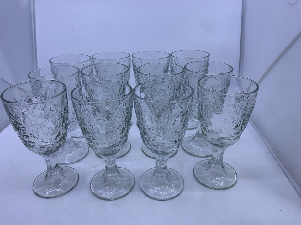12 CLEAR GLASS WINE GLASSES W/ POINSETTIA.