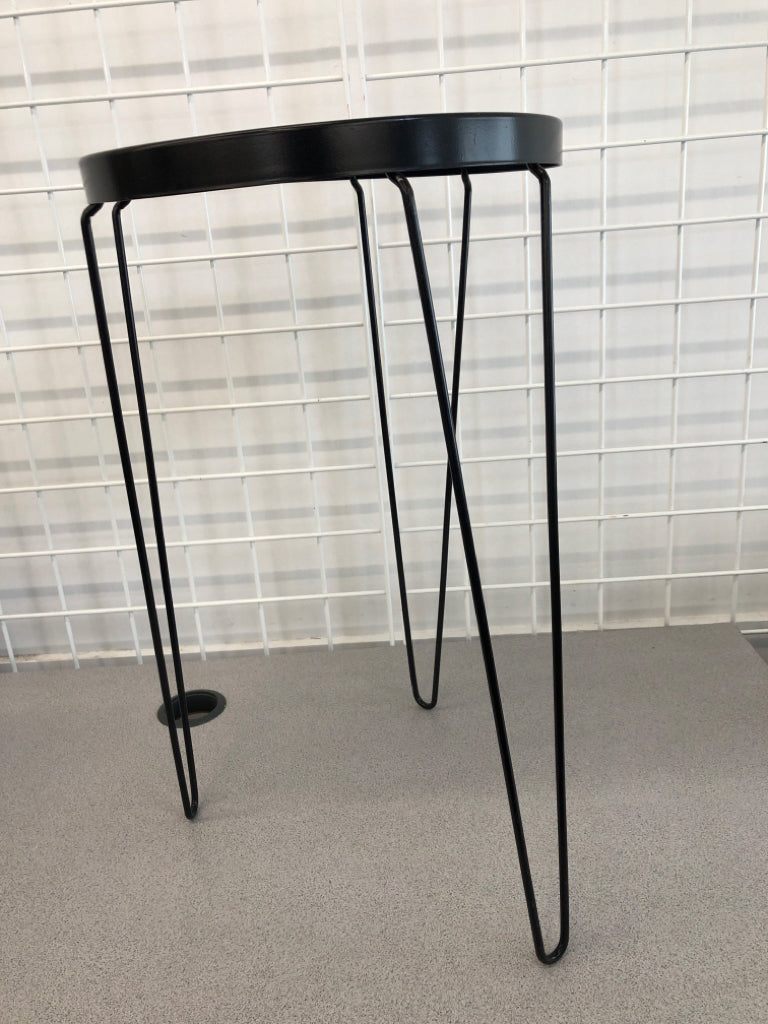 METAL CUT-OUT END TABLE/PLANT STAND.