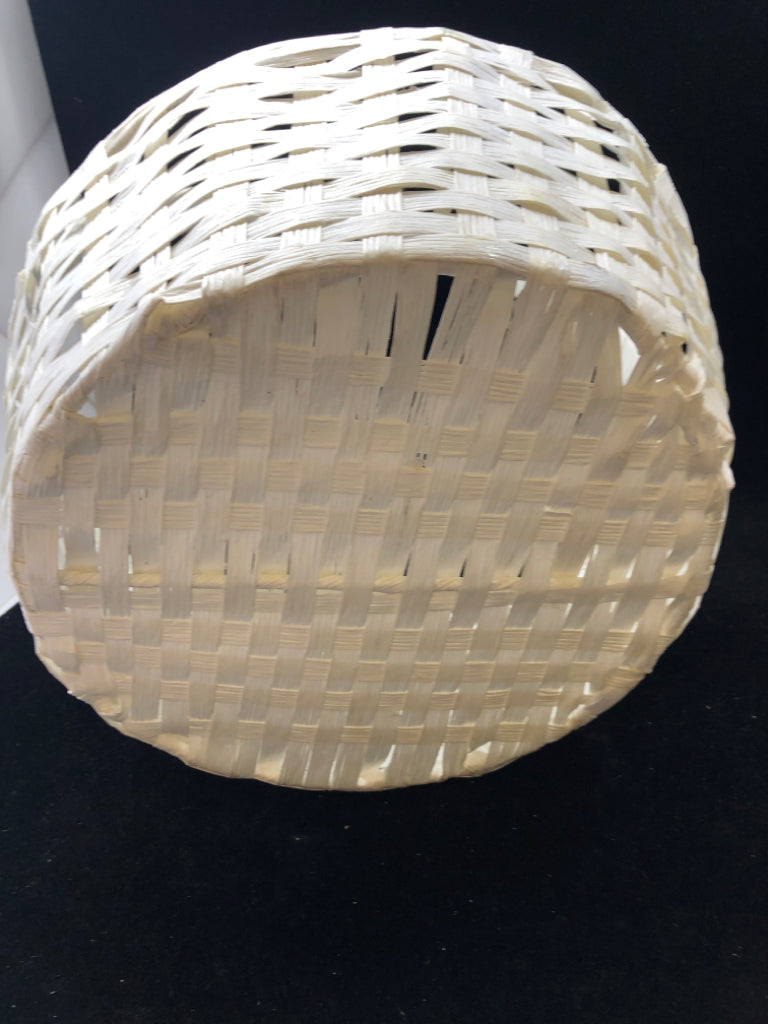 WHITE ROUND BASKET W/HANDLE.