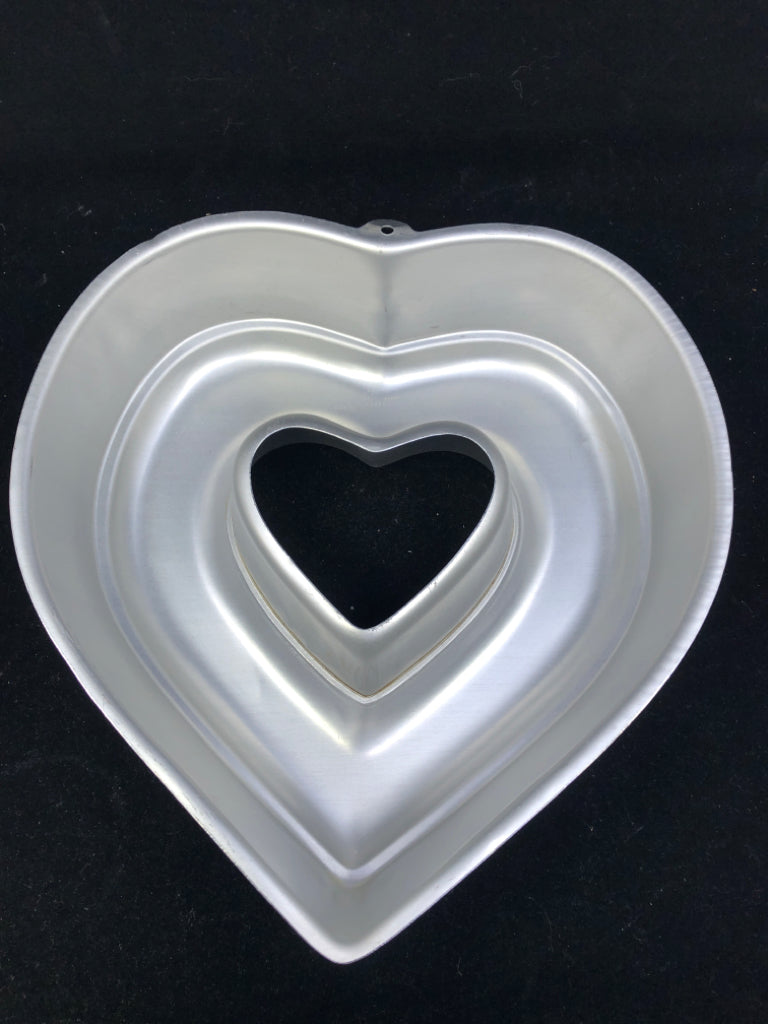 9 PC WILTON HEART PAN SET.