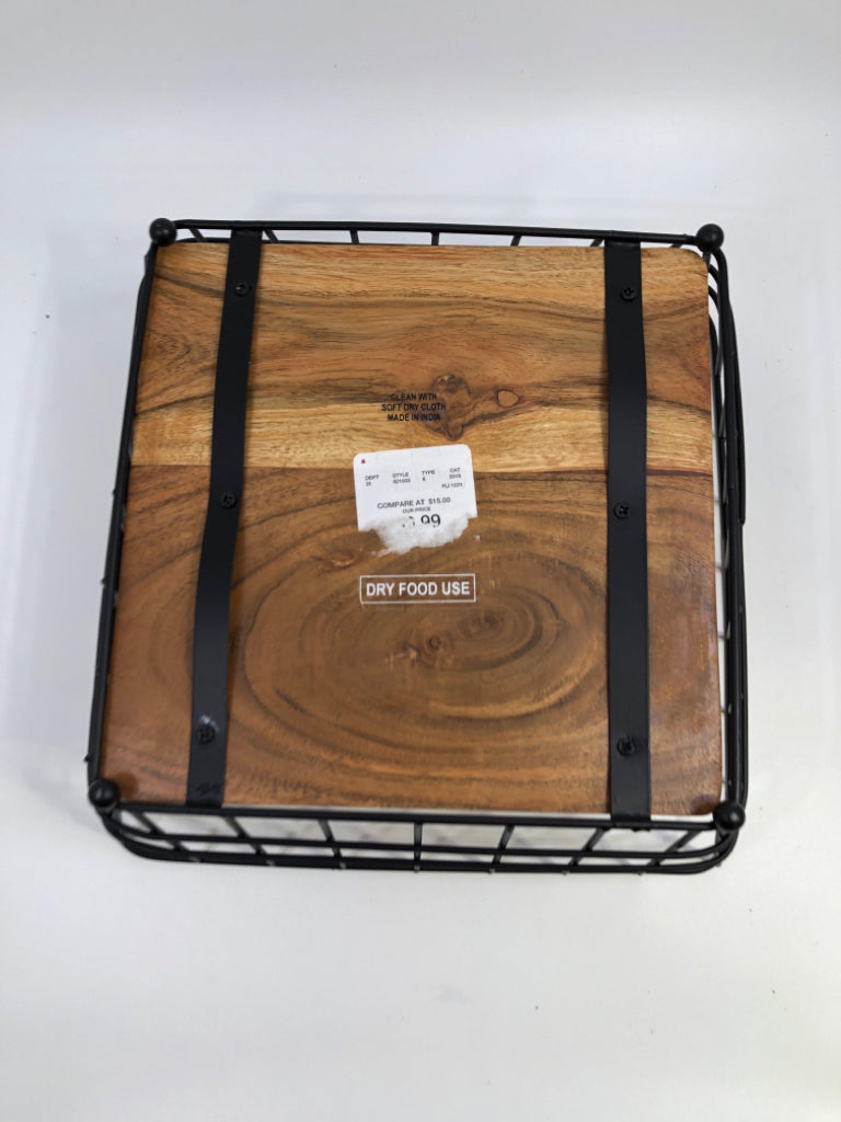 BLACK WIRE NAPKIN BASKET W/WOOD BOTTOM.