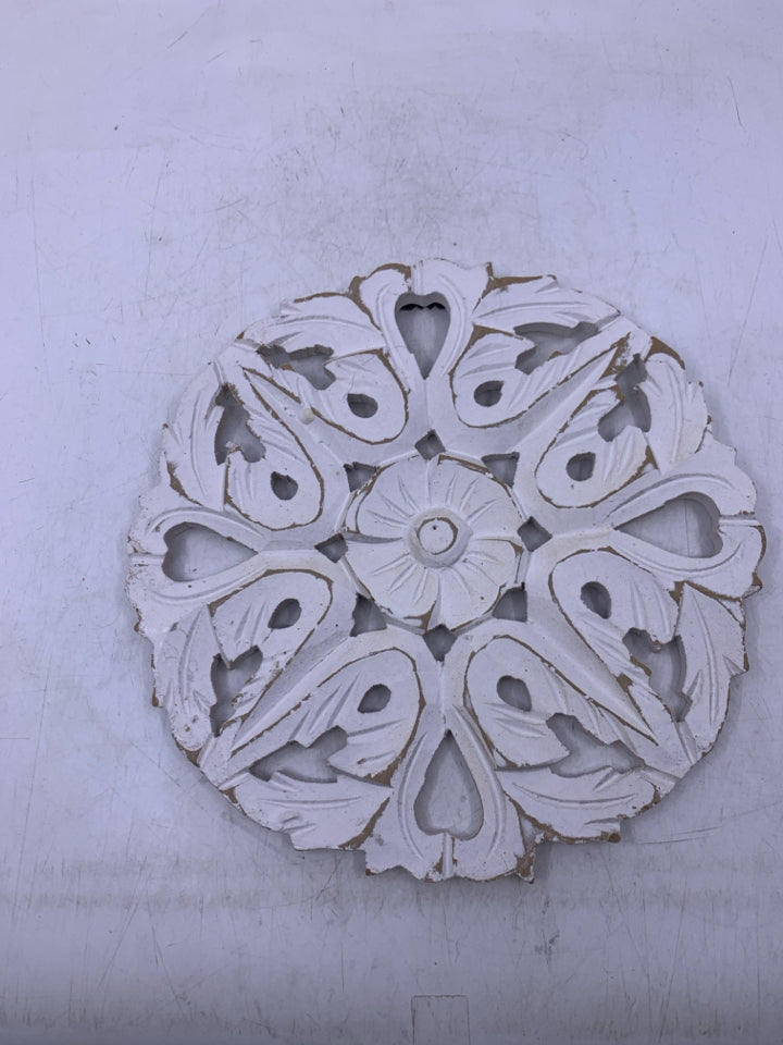 CIRCLE WHITE WOOD CUTOUT WALL HANGING.