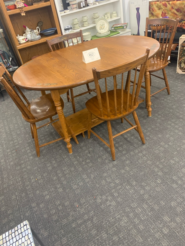 HITCHCOCK TABLE W 4 CHAIRS + 2 LEAVES.