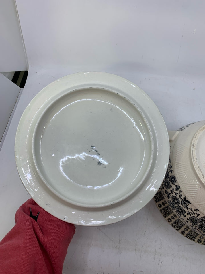 VTG IVORY W/ BLACK FLORAL CHAMBER POT W/ LID.