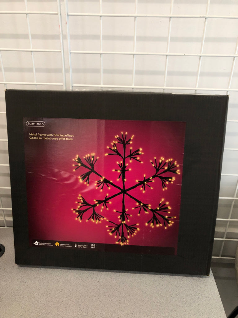 NIB WARM LIGHT SNOWFLAKE DECOR.