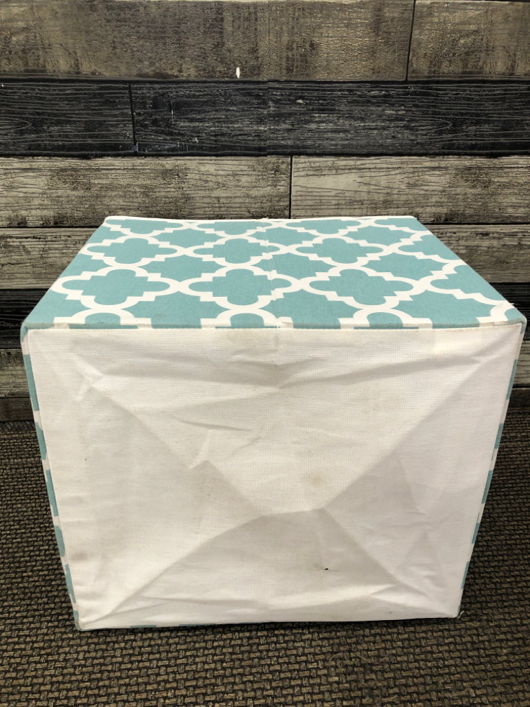 TEAL/WHITE GEOMETRIC FABRIC TOTE.